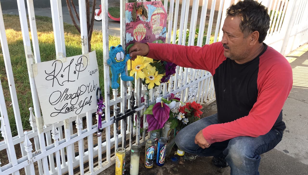 Jorge Cosgaya, vecino del Este de Los Ángeles, es el guardián de un altar que honra la memoria de Larry Galván, quien fue asesinado a tiros en febrero de 2016.