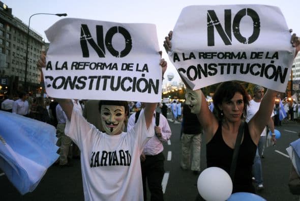 Kirchner cumplió su primer mandato entre 2007 y 2011, año en el que fue reelegida hasta 2015, pero no podrá volver a postularse según la Constitución, pese a que sectores oficialistas proponen una reforma para habilitarla.