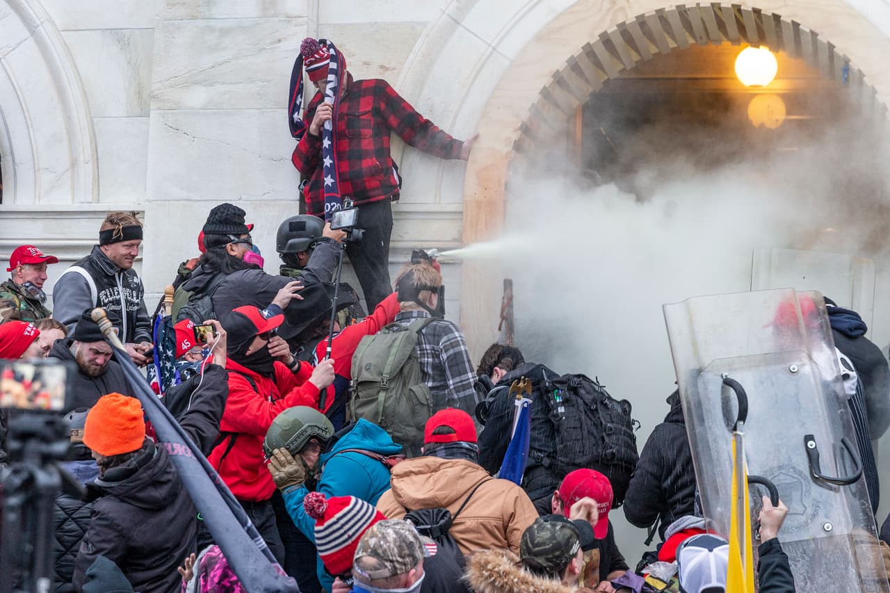 <b>Policías atacados sin clemencia</b>
<br>
<br>La entrada de la turba al edificio se dió cuando la policía fue superada después de varias horas. Fueron atacados con gases, objetos contundentes e incluso banderas. En el incidente fallecieron cinco personas y unas 140 resultaron heridas.
<br>