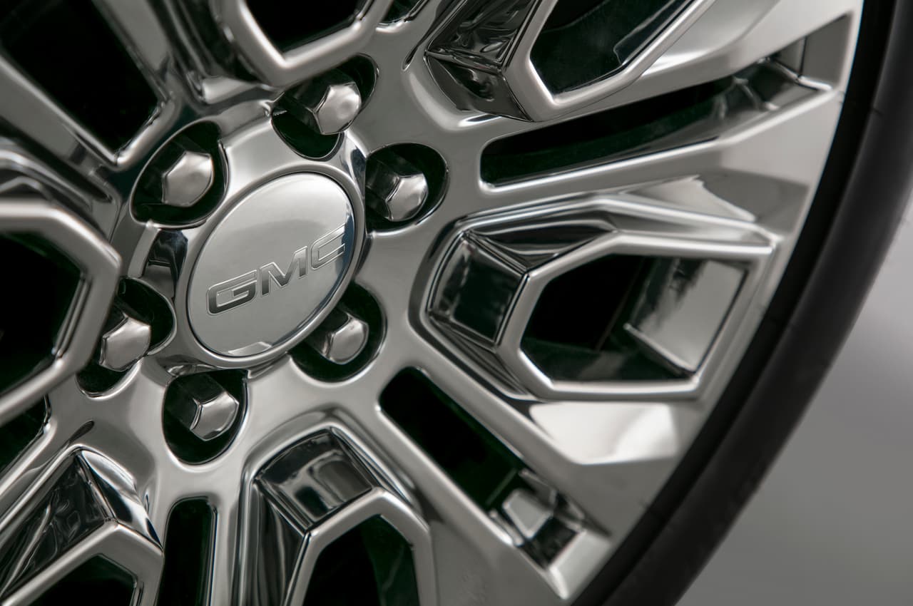 Habrá
<b> dos opciones de rines.</b> Para la versión Denali se reservaron unos de 22 pulgadas de aluminio, mientras que para la versión SLT unos en acabado aluminio oscuro y detalles en cromo.