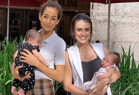 Chloé Sophia ya está sembrando la semilla de la amistad, en esta fotografía Carolina redactó que fue su primera salida “con su futura amiguita Juana”.