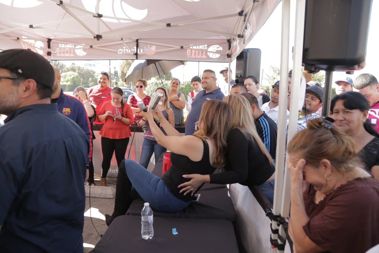 'El Bueno, La Mala y El Feo' entregando boletos en la ciudad de Carson.