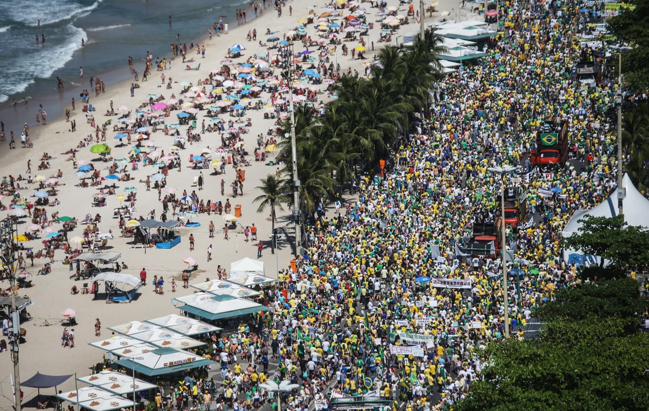 Una marcha de protesta llamando al Impeachment de la presidenta Rousseff, pasa junto a las playas de Copacabana, Rio de janeiro, el 16 de agosto de 2015