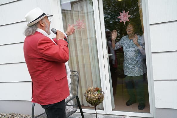 Los centros de ancianos podrán reabrir para visitas.