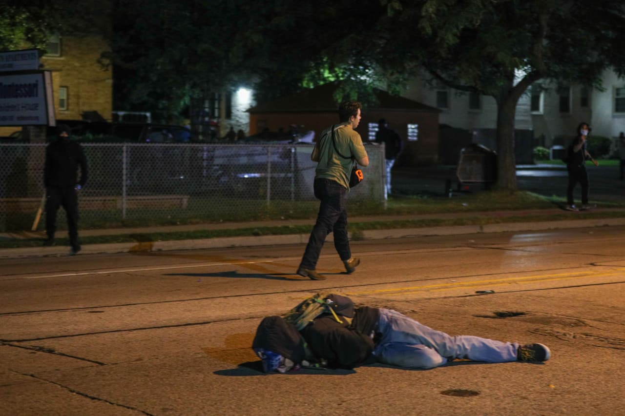 Finalmente el tirador abandonó la escena. David Beth, alguacil del condado de Kenosha, dijo que una de las víctimas murió de un disparo en la cabeza (fuera de esta secuencia de fotos) y la otra de un balazo en el pecho, informó el diario 
<i>Milwaukee Journal Sentinel.</i>