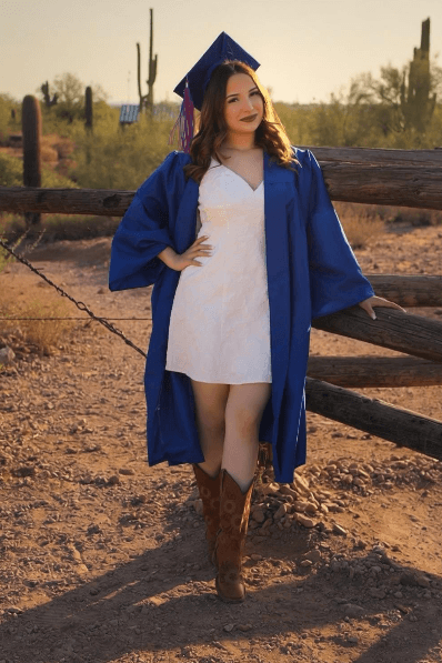 Lindsay Gardea se gradúa de Arcadia High School y se destaca por ser una excelente bailarina. 
<b>Su familia afirma sentir inmenso orgullo y amor.</b>