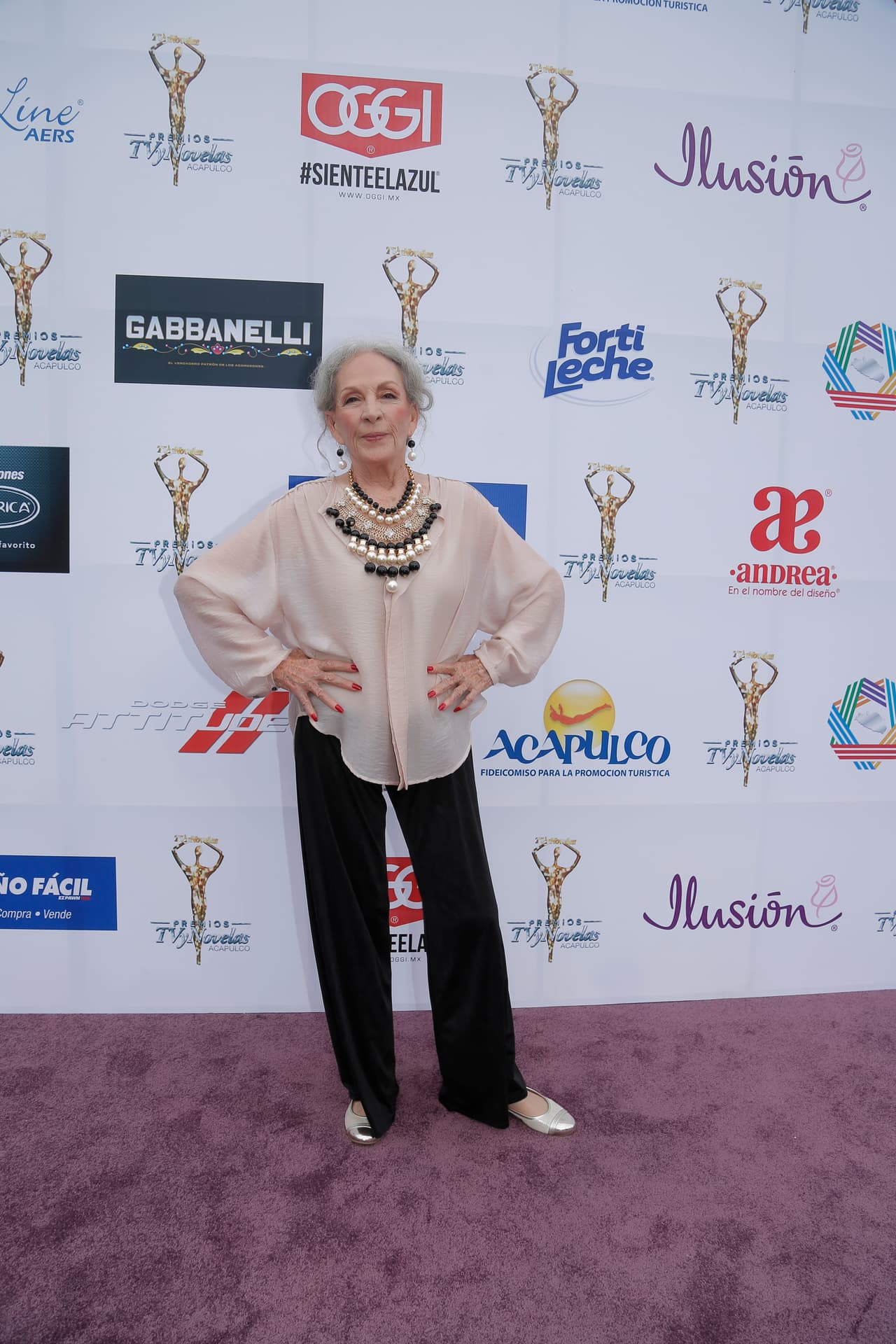 La primera actriz Isela Vega iluminó con su elegancia y porte la alfombra de los TVyNovelas.