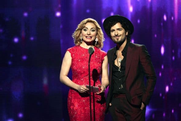 Elizabeth Álvarez junto a Tommy Torres fueron los encargados de anunciar la categoría Canción Regional del Año.