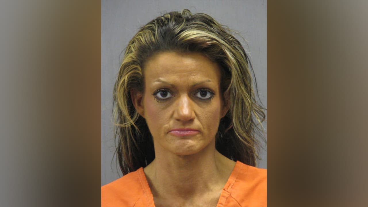 Holly Ann Rastatter es señalada de agresión sexual contra un niño, menor de 14 años.