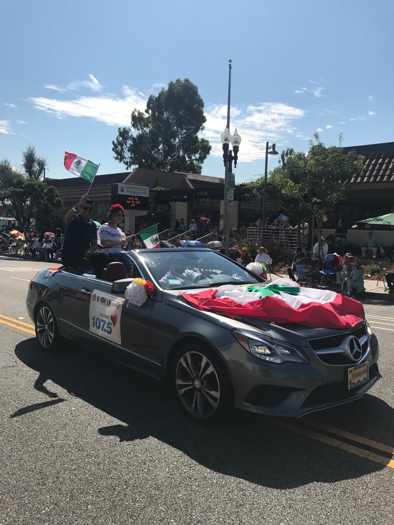 Erika Reyna acompañó a otros locutores y talentos de Univision durante una caravana para celebrar las 'Fiestas Patrias' en el sur de California.