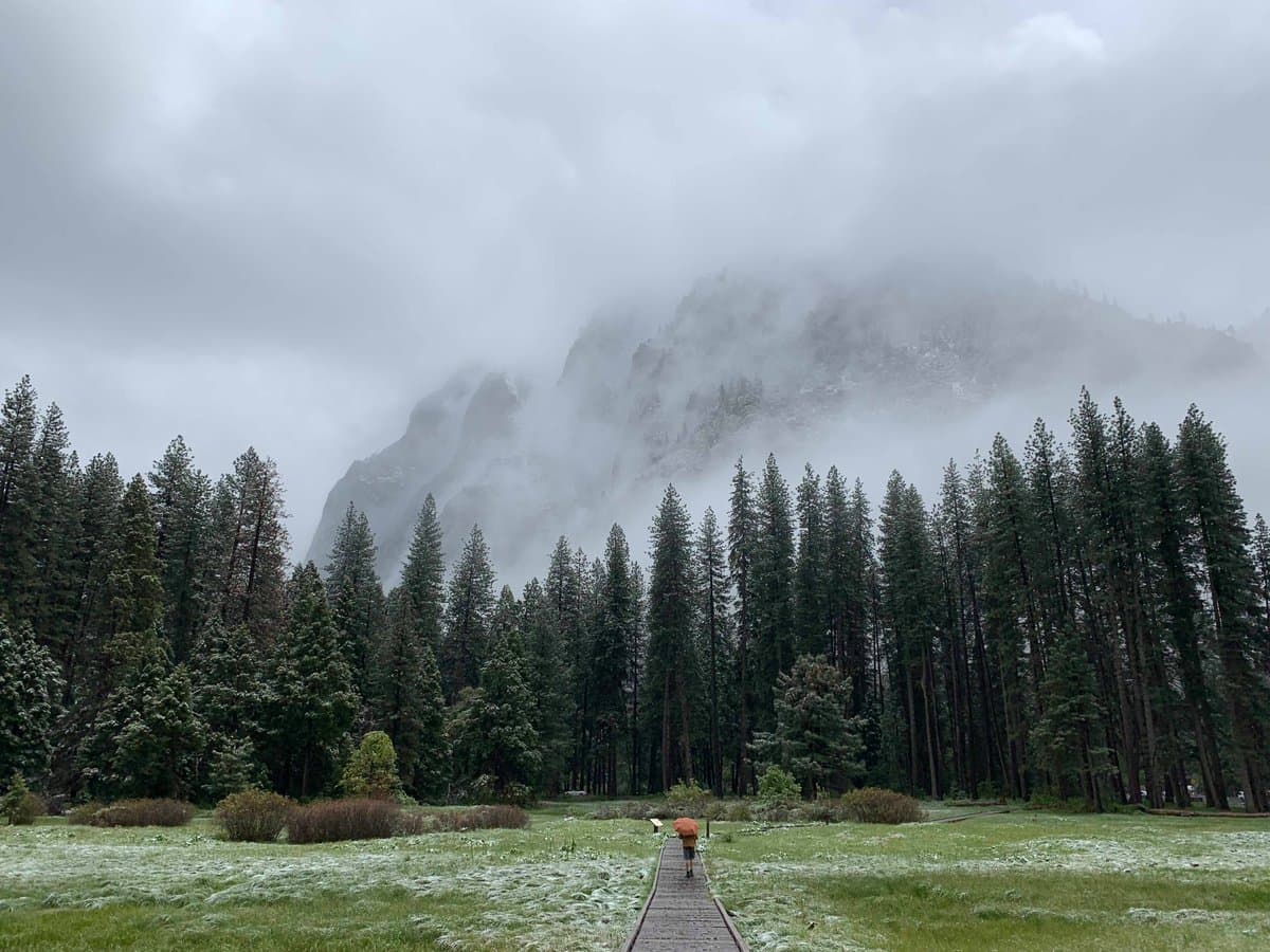 Esta estampa invernal de El Capitán en el Parque Nacional Yosemite fue compartida por la página de Facebook del centro recreacional, la mañana de este lunes 20 de mayo de 2019.