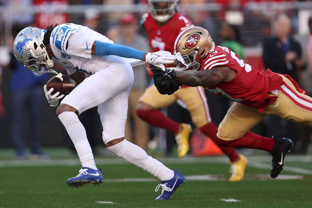 Christian McCaffrey tuvo dos carreras de touchdown y el suplente poco utilizado Elijah Mitchell anotó en una carrera de 3 yardas para poner el marcador 34-24 con 3:02 por jugar mientras los Niners superaban el obstáculo del juego por el título de la conferencia después de perder las últimas dos temporadas.
<br>