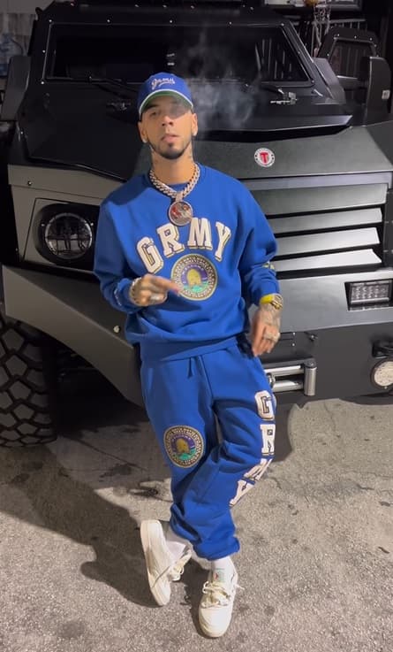 Fue a finales de octubre de 2022 cuando el rapero compartió que había adquirido una Terradyne Gurkha del año, la cual parece un vehículo militar. 
<br>