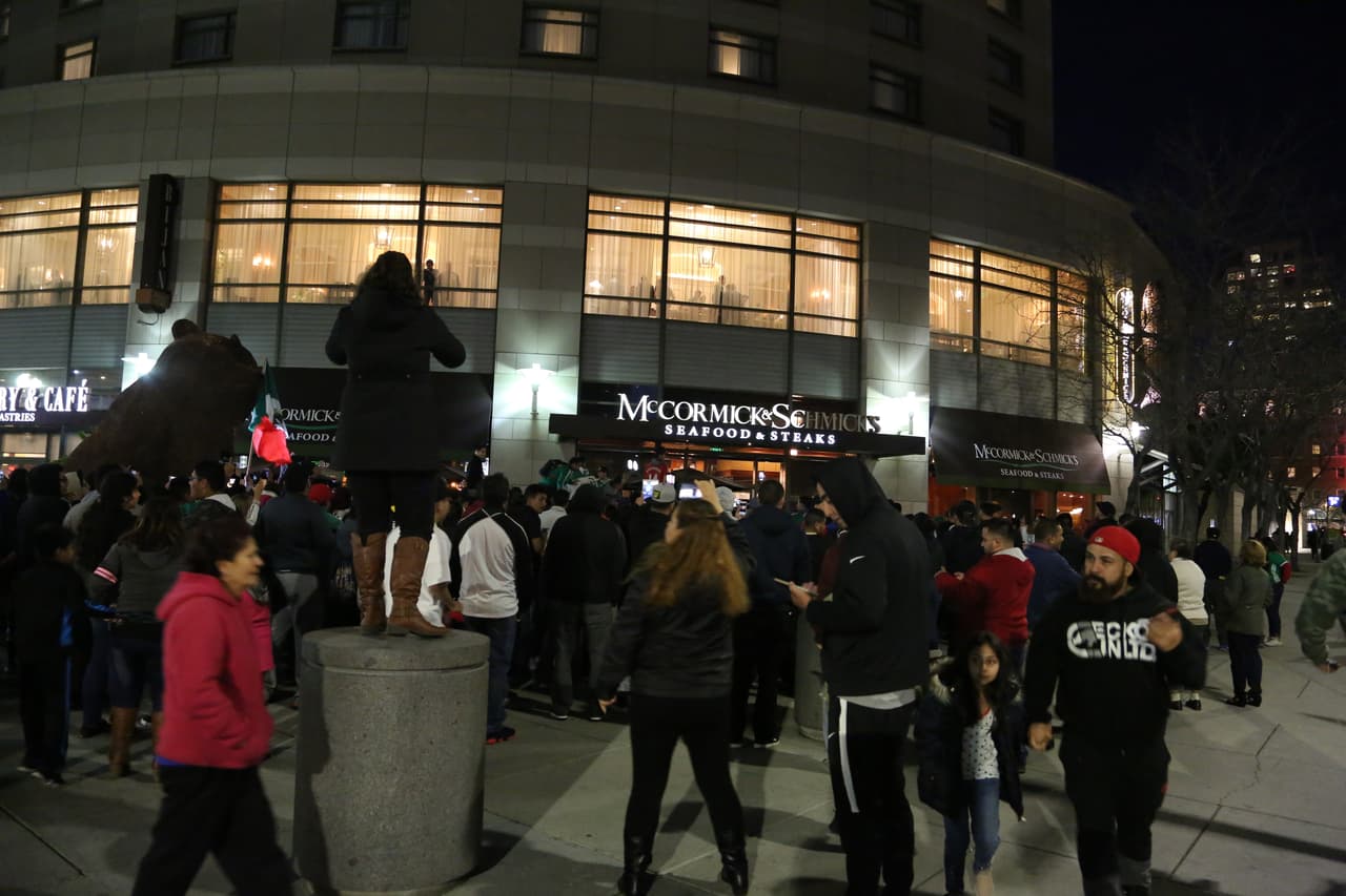 Apenas caía la noche y los aficionados comenzaron a darse cita a las afueras del hotel de concentración de la selecciín mexicana.