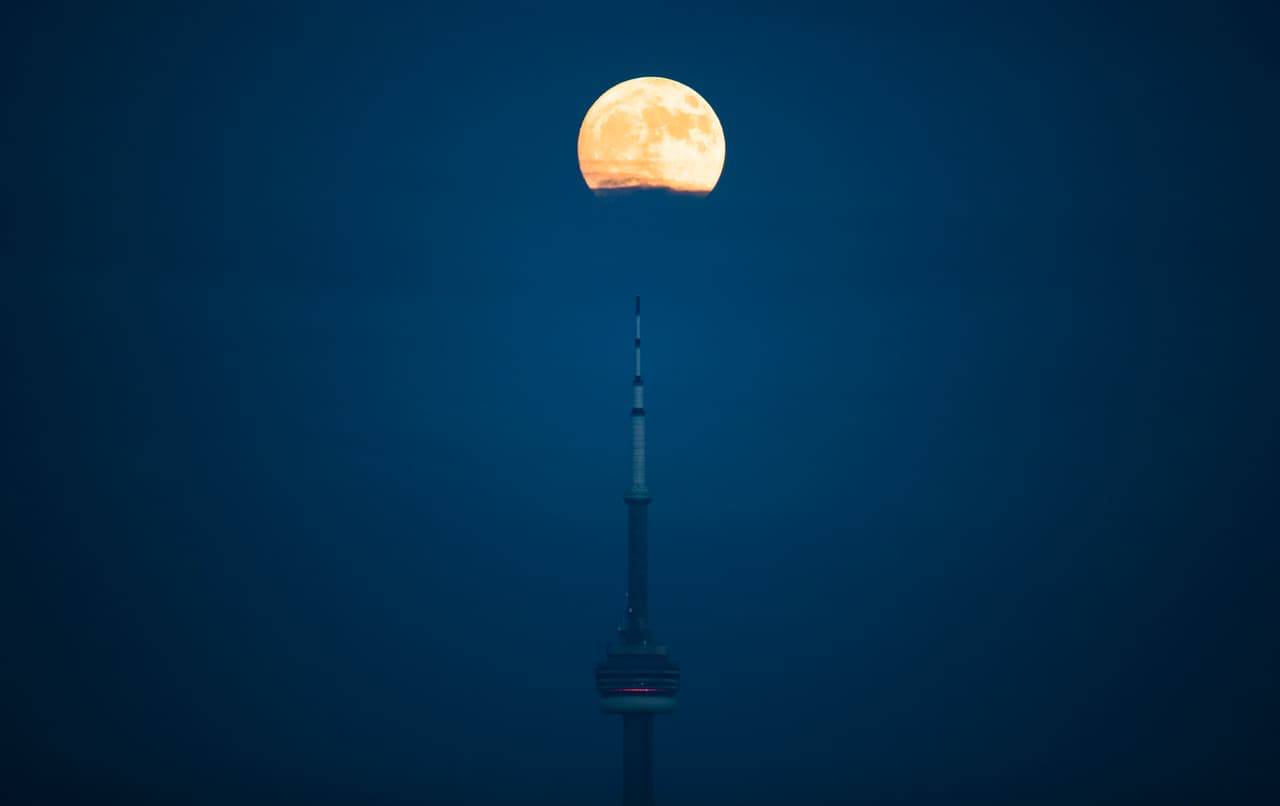 La superluna vista desde Toronto, Canadá.