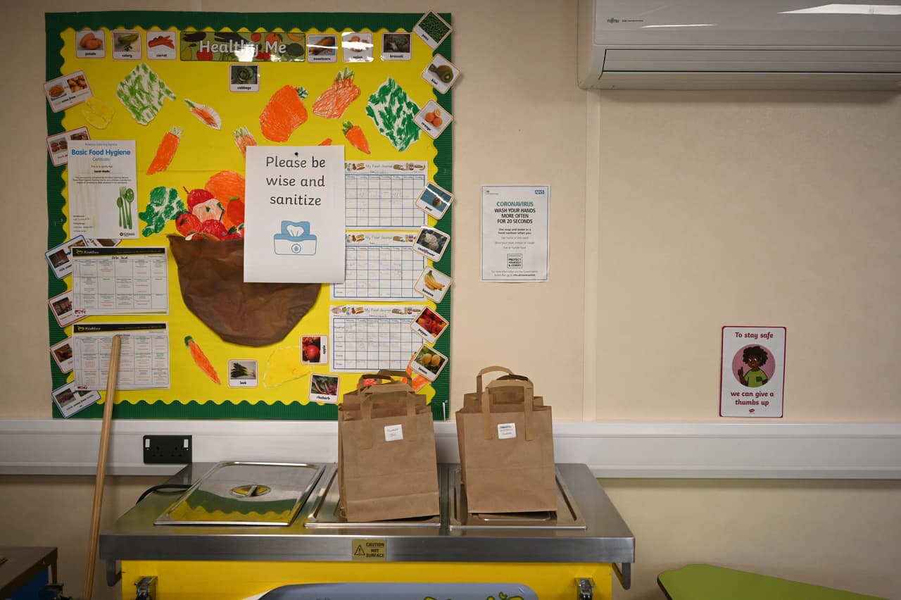 <a href="https://files.nc.gov/covid/documents/guidance/Strong-Schools-NC-Public-Health-Toolkit.pdf" target="_blank">"StrongSchoolsNC"</a> fue el plan presentado por las autoridades estatales, y que establece un conjunto integral de prácticas básicas que las escuelas públicas deberán seguir. Según anunció el Departamento de Salud y Servicios Humanos (Ncdhhs) en un comunicado, el objetivo es minimizar el
<a href="https://www.univision.com/local/north-carolina-wuvc/mapa-del-coronavirus-en-carolina-del-norte-busca-tu-condado-y-enterate-de-los-casos-confirmados-y-fallecidos">riesgo de exposición del covid-19</a> entre los estudiantes, el personal y las familias.