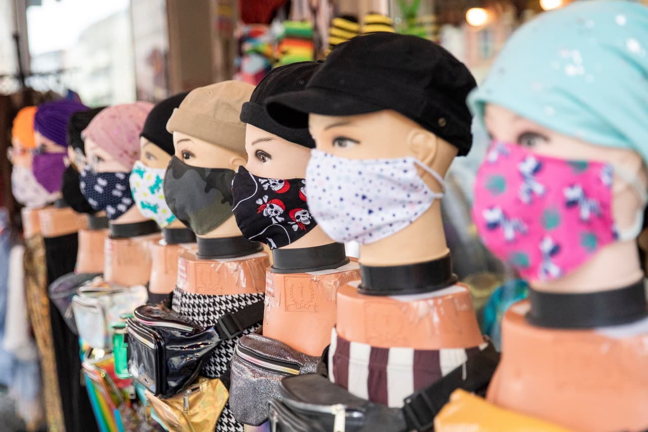 <b>¿Dónde puede conseguir una mascarilla o tapabocas para la cara?</b> Las mascarillas han sido difíciles de encontrar desde que comenzó la crisis. Puede encontrar una hecha de una tienda local en línea o
<b><a href="https://www.univision.com/noticias/en-video-asi-puedes-hacer-tapabocas-reusables-en-tu-casa-sin-tener-que-coser-video/?2323" target="_blank">puede hacer la suya propia</a></b>. Muchos negocios han comenzado a fabricar y vender tapabocas, así como:
<b>Lakewood Chapel en Arlington Heights. </b>Puede llamar al (847) 259-0700 para pedir una. Golden Touch Cleaners, vende máscaras por $12 cada una. Eastern Accents en Avondale está vendiendo máscaras por $14 cada una. Puedes ordenar en
<a href="https://plankroad.com/products/washable-reusable-sustainable-cloth-mouth-mask-set?variant=31474443059270" target="_blank">línea</a>. Chicago Upholstery and Drapery Co. vende máscaras por $4 a personas mayores.