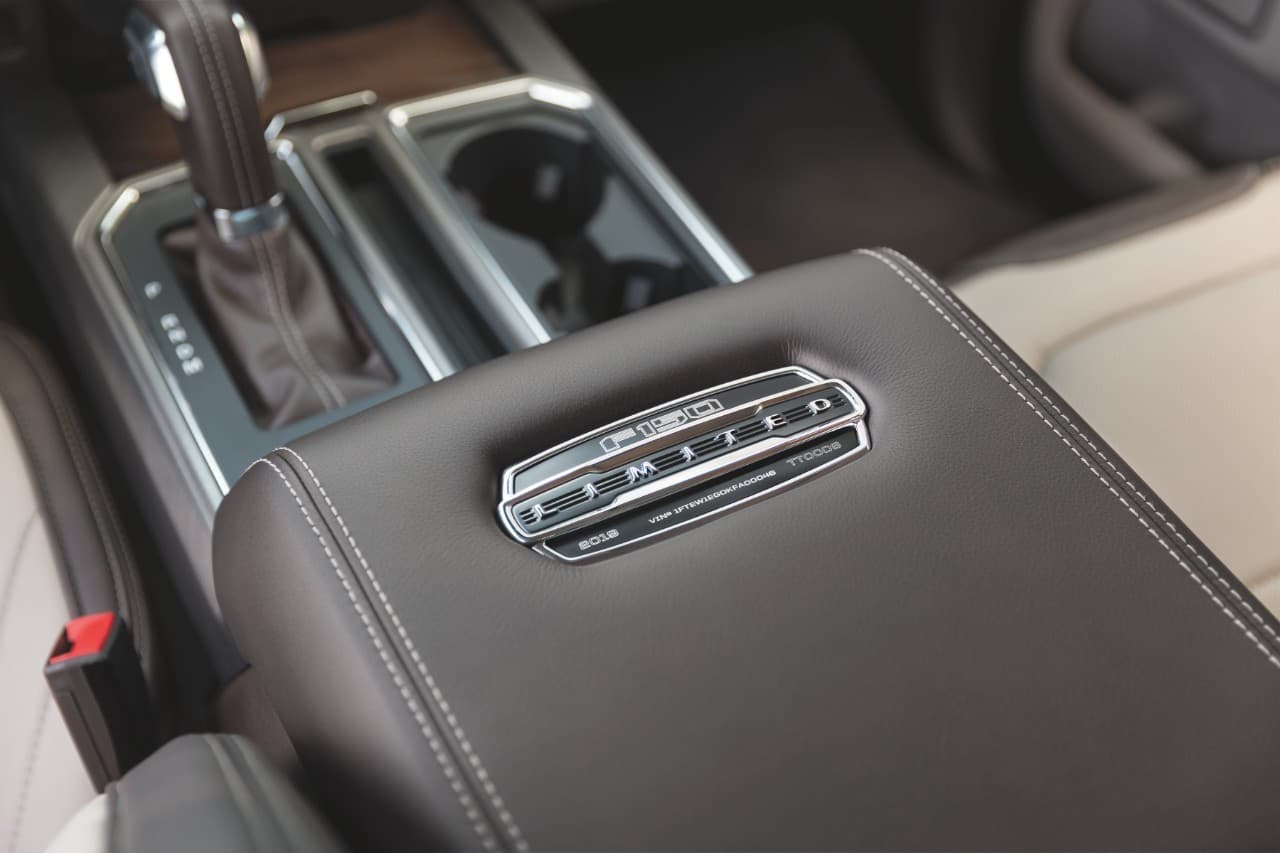 Para el interior de la 
<b>Ford F-150 Limited 2019 </b>se prestó más atención a los detalles, muchos de los cuales son elaborados a mano, como los bordados y terminados en la madera. Este fin de año la pickup estará disponible en Estados Unidos.