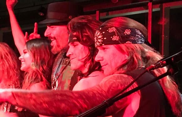 Se la pasaron tan bien en la noche que incluso Manolo bromeó en su Instagram que "hicimos tanto daño que espero que los republicanos no nos manden construir otro edificio... como una pared".