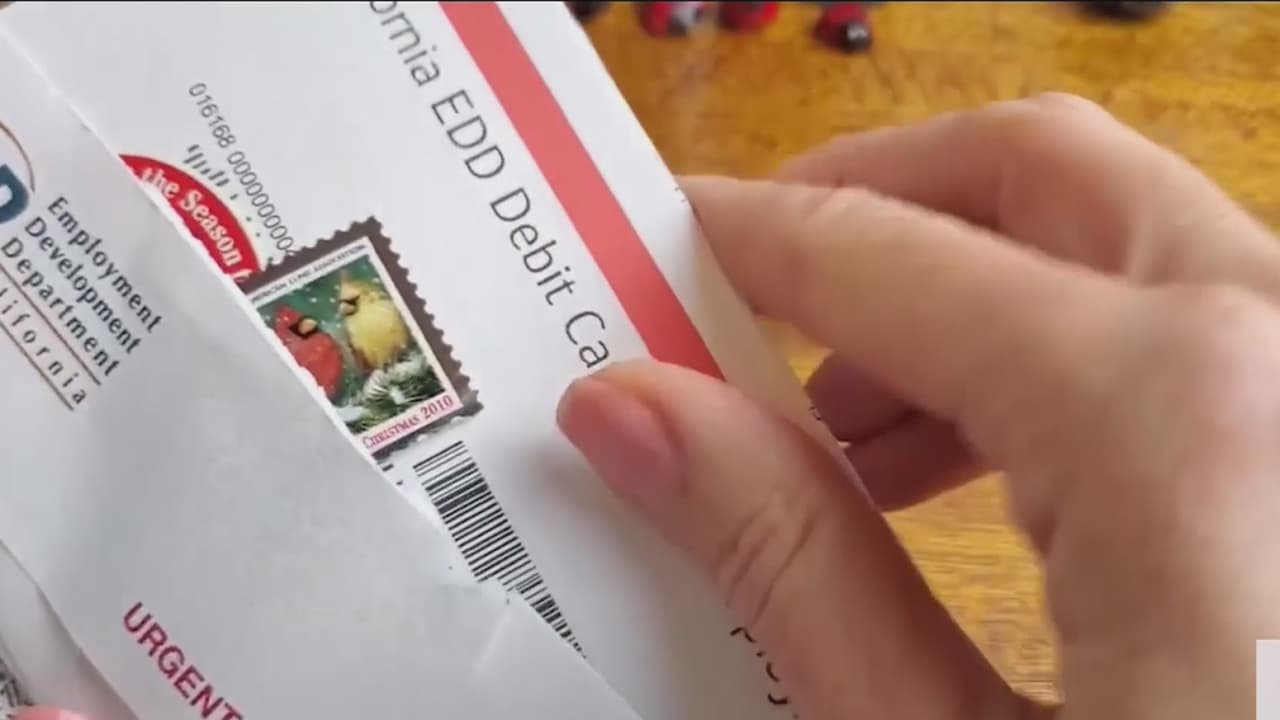 Ante una avalancha de reclamos fraudulentos con beneficios de desempleo, el 
<a href="https://www.edd.ca.gov/About_EDD/pdf/news-20-57.pdf"><b>Departamento de Desarrollo de Empleo de California</b></a> (EDD por sus siglas en inglés), congeló las tarjetas de débito de 350 mil personas. La acción por parte de la agencia fue abrupta y sin previo aviso.