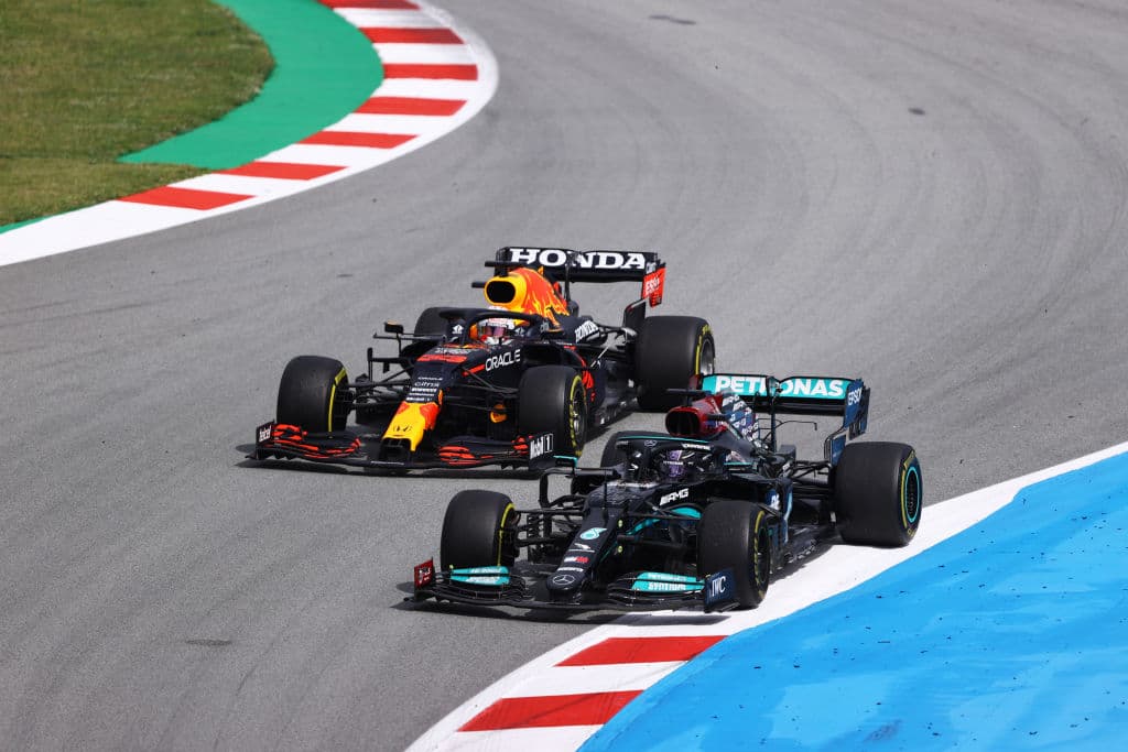 Lewis Hamilton se lleva el Gran Premio de España de la Formula 1. El piloto británico compartió el podio con Max Verstappen de Red Bull, quien cumplió su carrera número 100 y Valtteri Bottas de Mercedes Benz, quien quedó en tercera posición. El mexicano Sergio Pérez obtuvo la quinta posición.