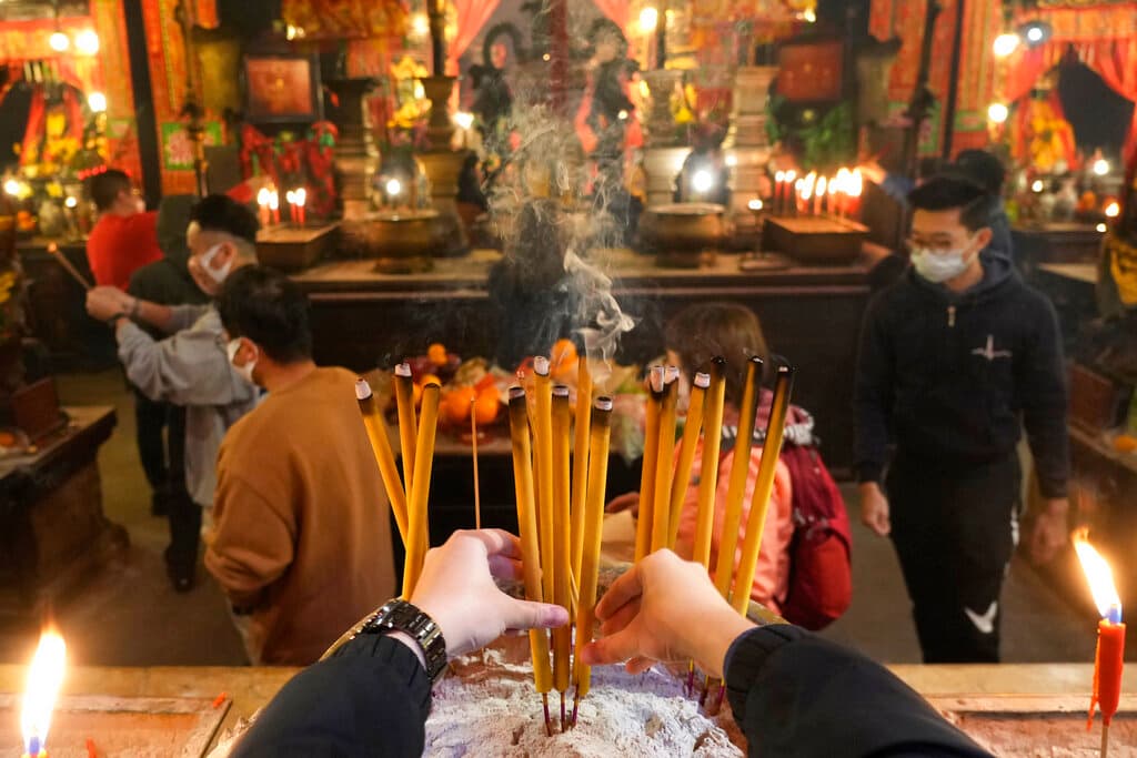 Las celebraciones del año nuevo lunar están llenas de color y rituales como este del templo Man Mo de Hong Kong.