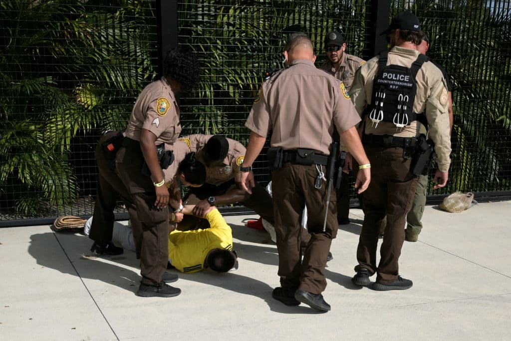 Algunos fanáticos fueron detenidos supuestamente cuando intentaban subir las verjas del estadio para colarse entre los asistentes que sí pagaron su boleto de entrada.