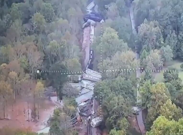 La empresa CSX informó en un comunicado que "La información preliminar indica que el descarrilamiento fue causado por un deslave de la pista debido a lluvias intensas e inundaciones repentinas en el área".