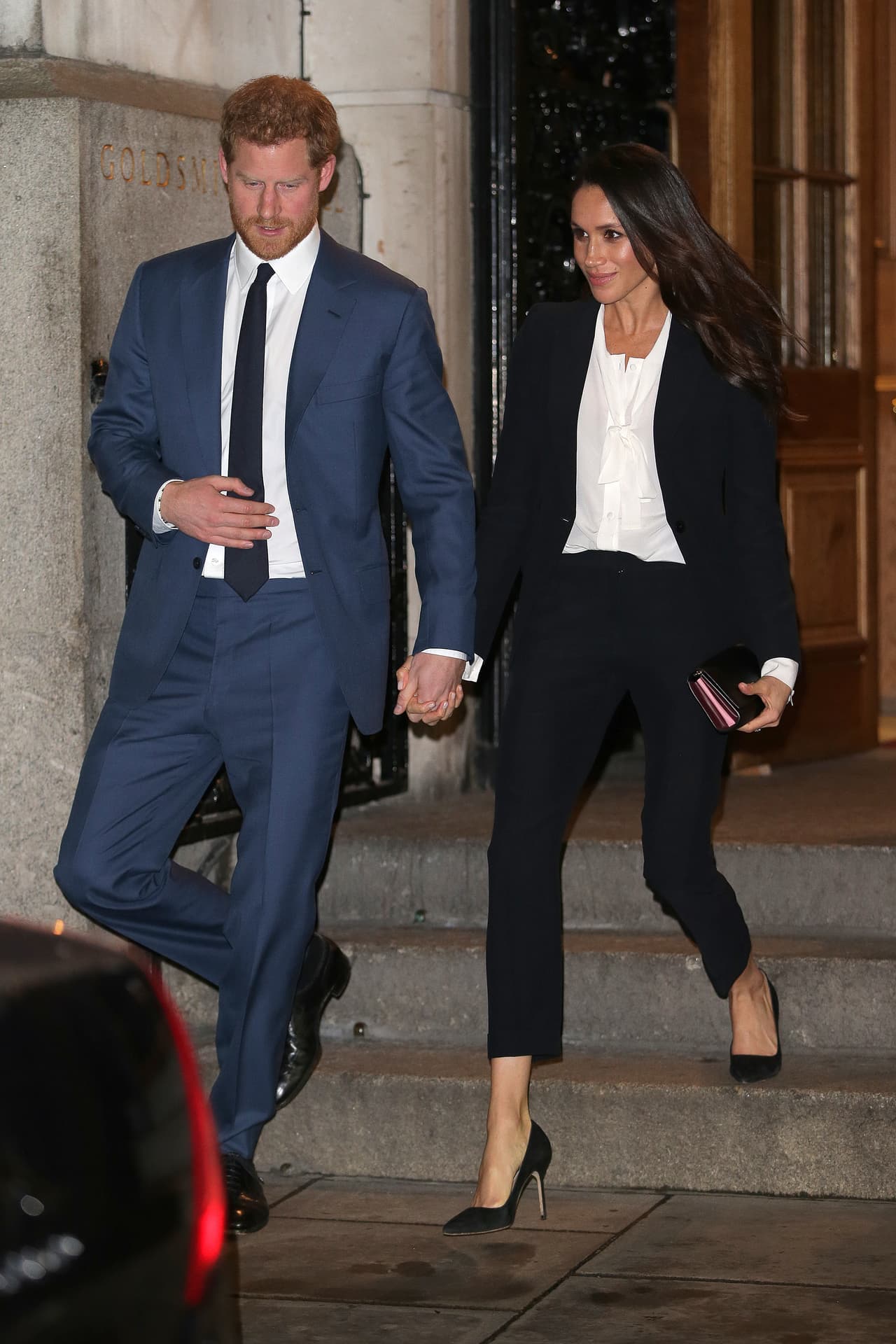 <b>1 de febrero, 2018</b>
<br>En su siguiente aparición, Meghan eligió otro atuendo muy comentado: un traje sastre de Alexander McQueen, una blusa Tuxe Bodysuit y zapatos de tacón Jimmy Choo. El bolso era un clutch de Prada.