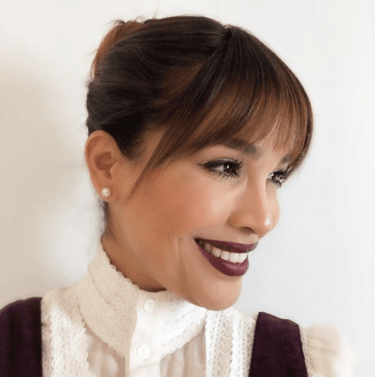 El cabello recogido en chongo es ideal para lucir el flequillo.