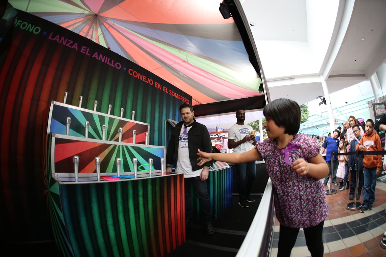 Otro de los juegos de feria fue lanzar el anillo (Ring Toss).