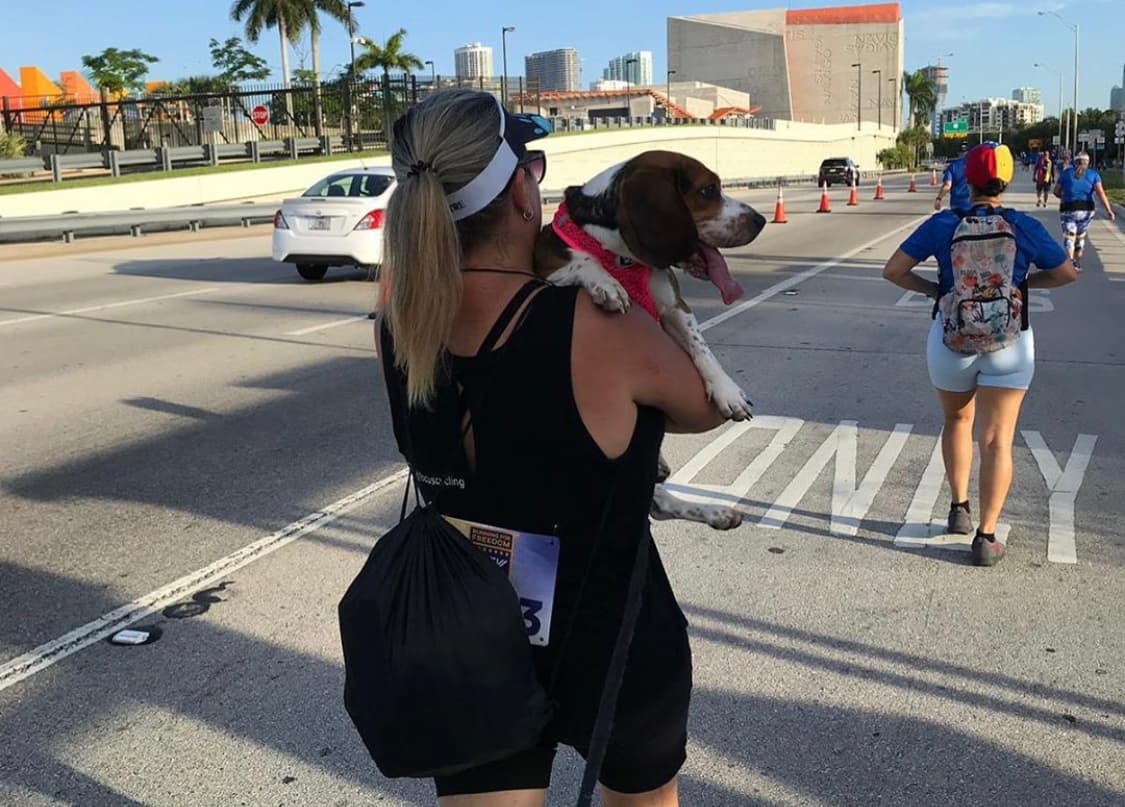 Las mascotas también fueron parte del evento deportivo.