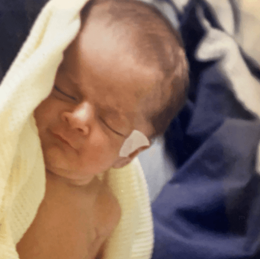 El nacimiento del pequeño estuvo rodeado de escándalos. Por un lado, surgieron los cuestionamientos de quién era su padre, un tema en el que Gloria se ha negado a hablar.