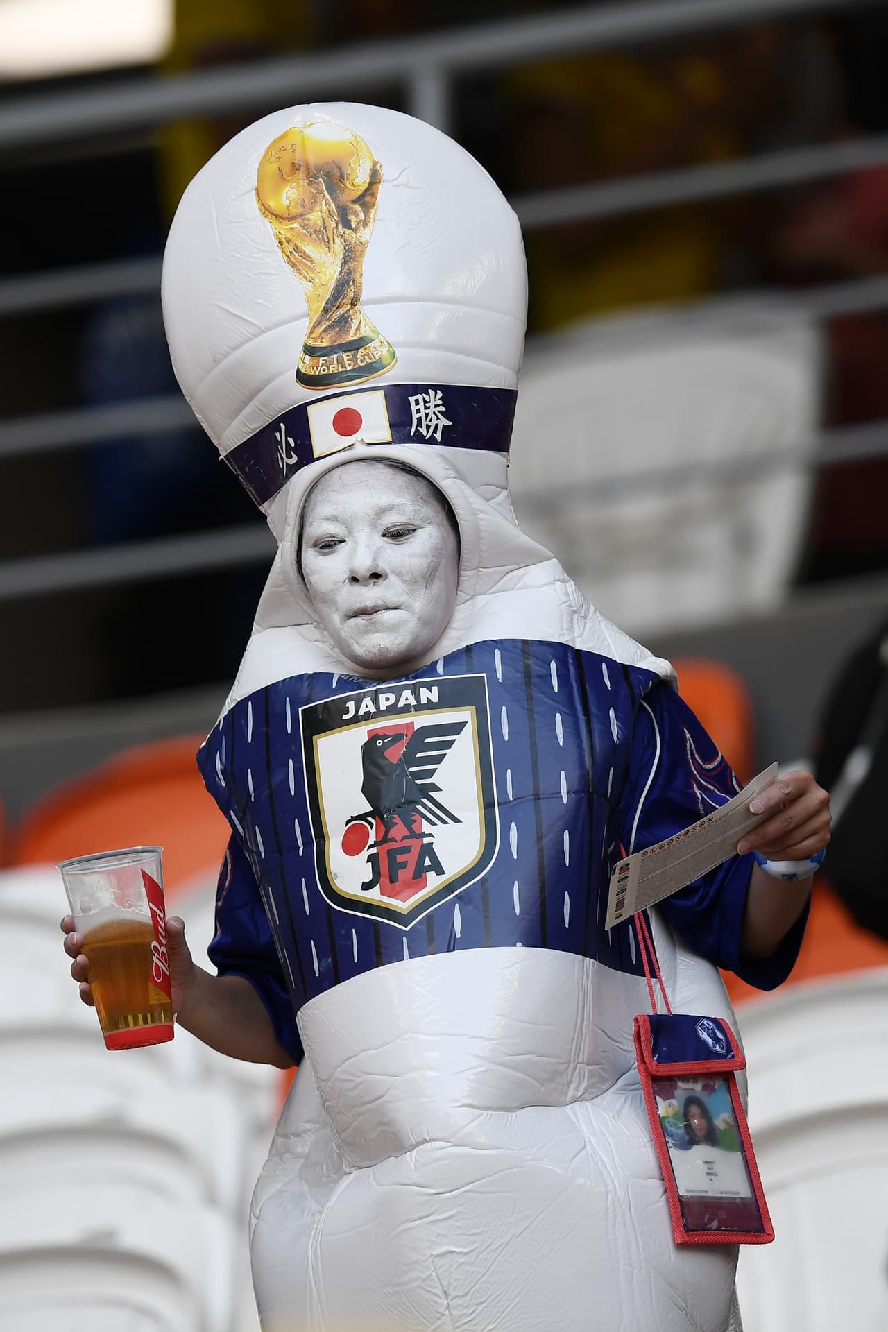 El colorido de la fiesta entre los fanáticos de Colombia y Japón son una expresión de la unidad del fútbol en el arranque del grupo H del Mundial de Rusia 2018.