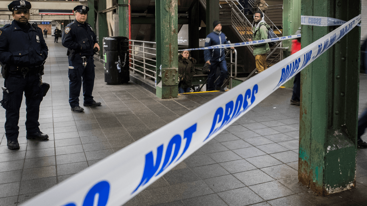 Trabajador muere tras caer y golpearse la cabeza en una estación del metro de Nueva York