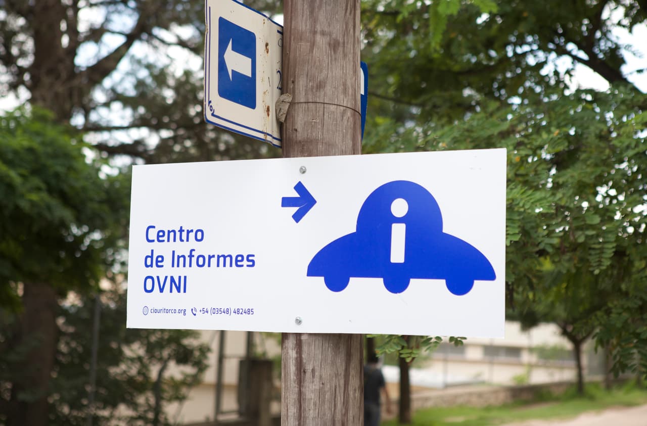 Pese a que el evento se ha convertido en una celebración a la que acuden cientos de personas, para muchos vecinos el avistamiento de ovnis es algo serio.
<br>