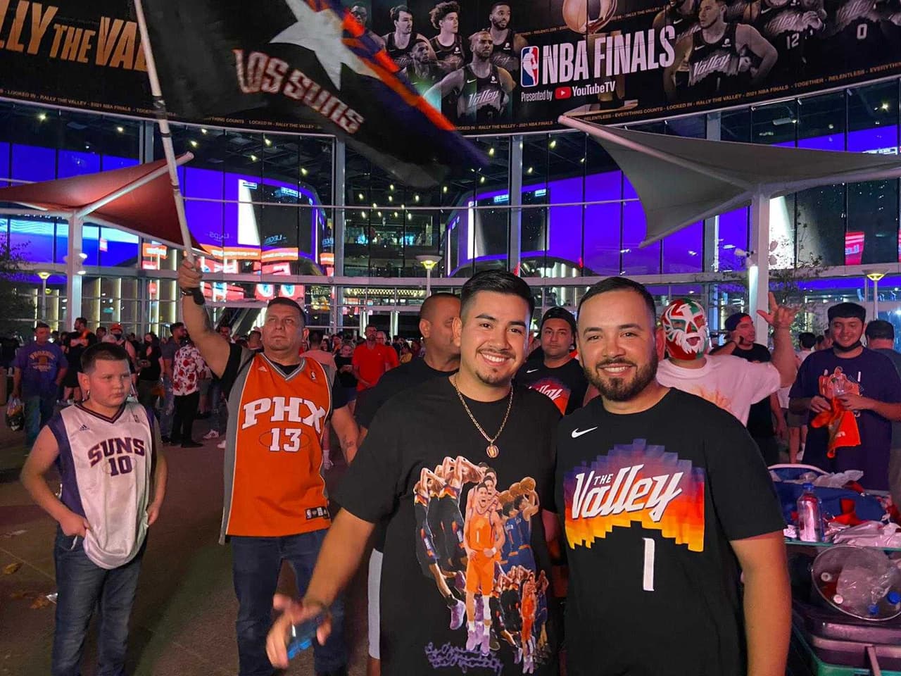 Apesar de la pérdida, estos aficionados sonrien porque no pierden las esperanzas de que los Phoenix Suns obtengan el título de la NBA.