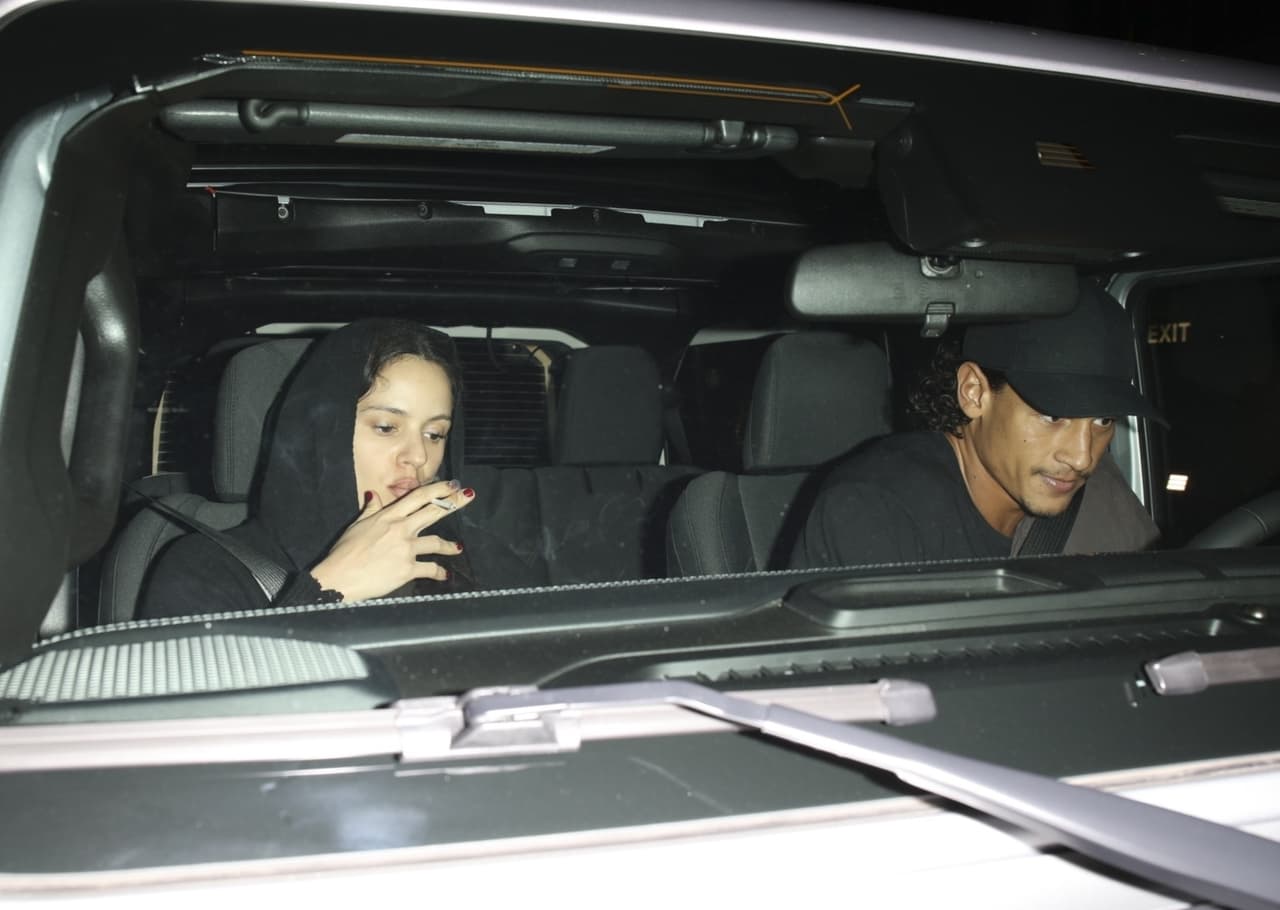 Tras salir del restaurante, Rosalía se fue en el automóvil de Emilio Sakraya.