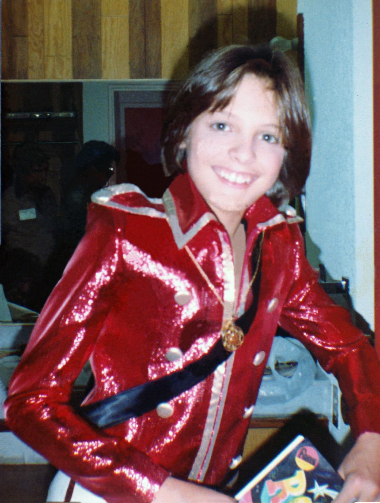 El famosos cantante mexicano Luis Miguel fue una de las grandes estrellas juveniles de la década de los 80. De hecho, en 1984 protagonizó su primera película
<b> 'Ya nunca más'</b>, haciendo el papel de un niño que tras un accidente pierde una de sus piernas y a su madre. En esa época se esparció la leyenda de que en realidad el cantante tenía una pierna prostética.