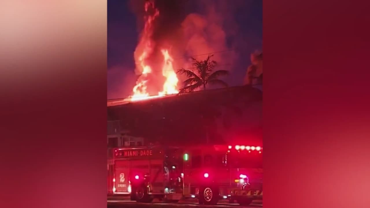 Una persona muerta y decenas de evacuados tras incendio en un complejo de apartamentos en Pinewood