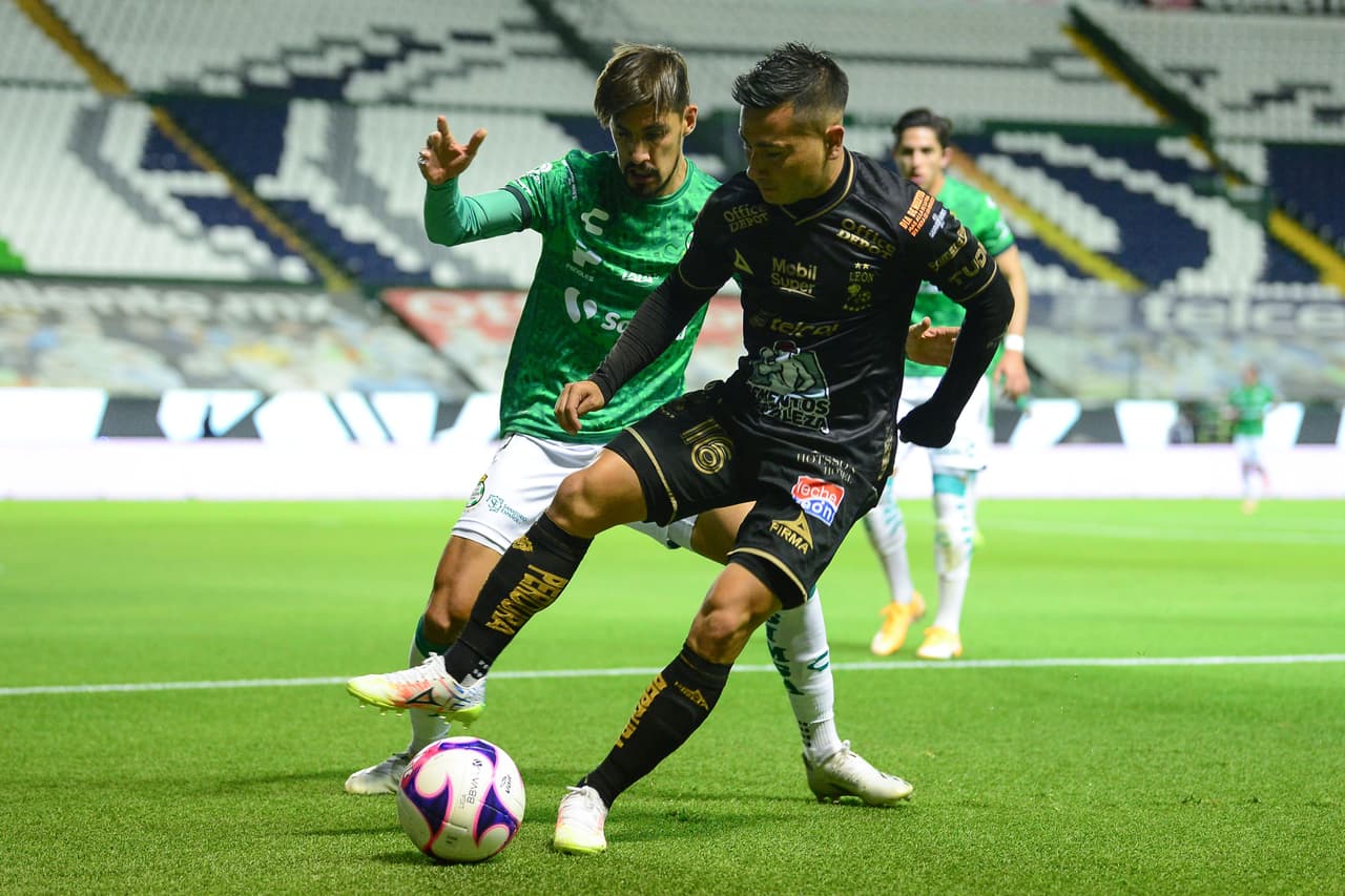 El conjunto Esmeralda sigue consiguiendo puntos y con goles de David Ramírez y Luis Montes, los locales logran remontar y se quedan con los tres puntos en el Nou Camp.