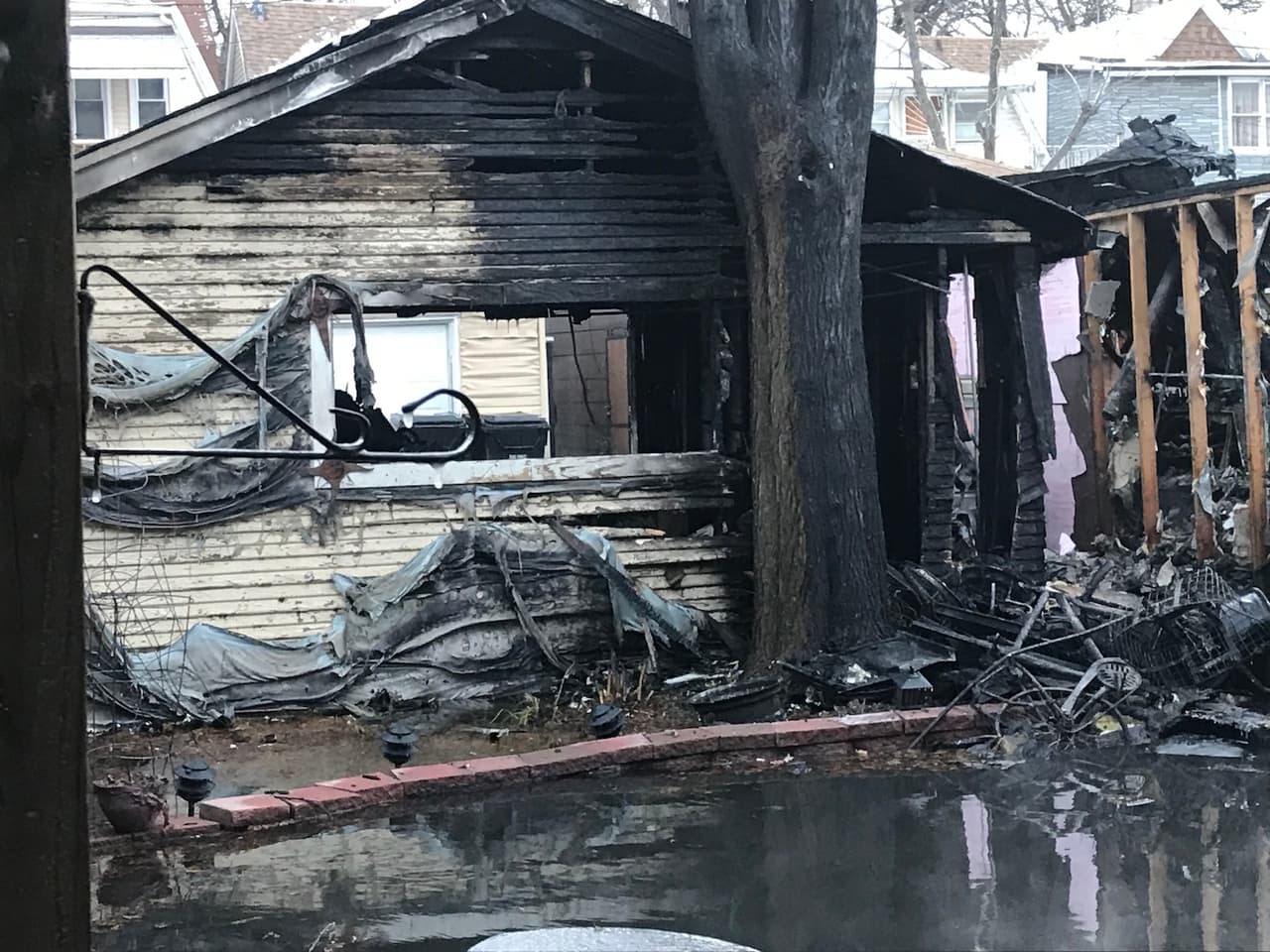 Un incendio ha afectado a tres familias en Brighton Park.