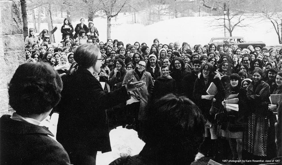 Hillary Clinton hablando ante las estudiantes de Wellesley.