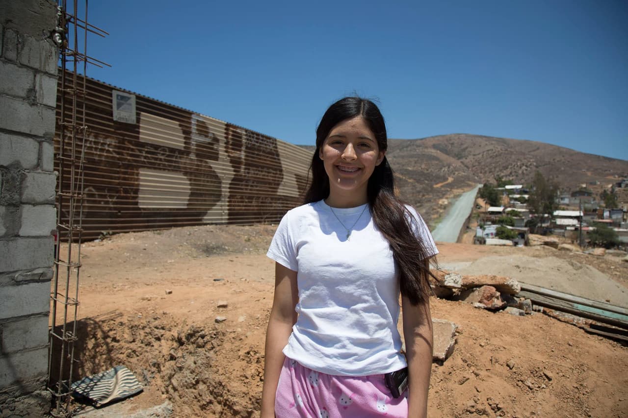 <b>Narely Yocelin, 16 años, Tijuana (Baja California). </b>A sus 16 años, 
<b><a href="https://www.univision.com/noticias/una-familia-esta-construyendo-una-pared-en-el-patio-de-su-casa-para-no-ver-el-muro-de-trump-video">Narely Yocelin habla del muro</a></b>, 'la migra' y los motivos que llevan a los migrantes a cruzar a Estados Unidos con toda la naturalidad del mundo. La joven vive en Nido de las Águilas, una colonia pobre de Tijuana que está literalmente al lado de la valla fronteriza. Su abuela construyó una pared en el patio de su casa para no ver lo que pasa al otro lado. Y Yocelin dice que prefiere ver ese muro que el que va a construir el presidente Donald Trump porque, considera, "sería ver a los mexicanos derrotados por él".
