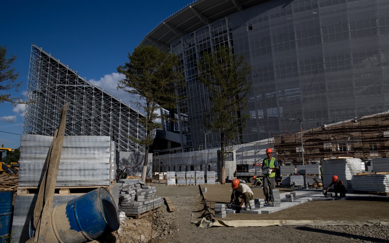 ¿La manera? Dejando las dos tribunas laterales por fuera de toda la estructura, con una inclinación diferente que les permitiera ubicar más sillas.