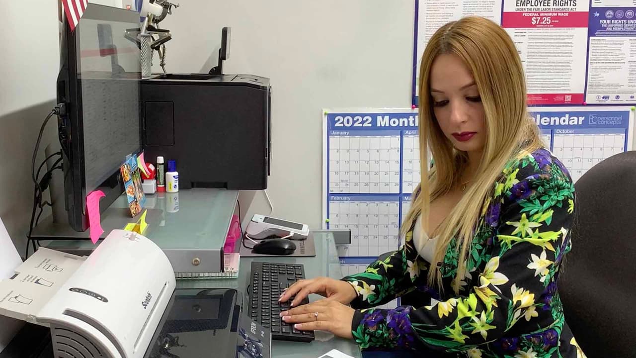 “Una placa de papel debe contener el número de la placa, el año y modelo del vehículo, fecha de expiración, el número VIN del carro y quién es el vendedor”, explicó Vivian Quintero.