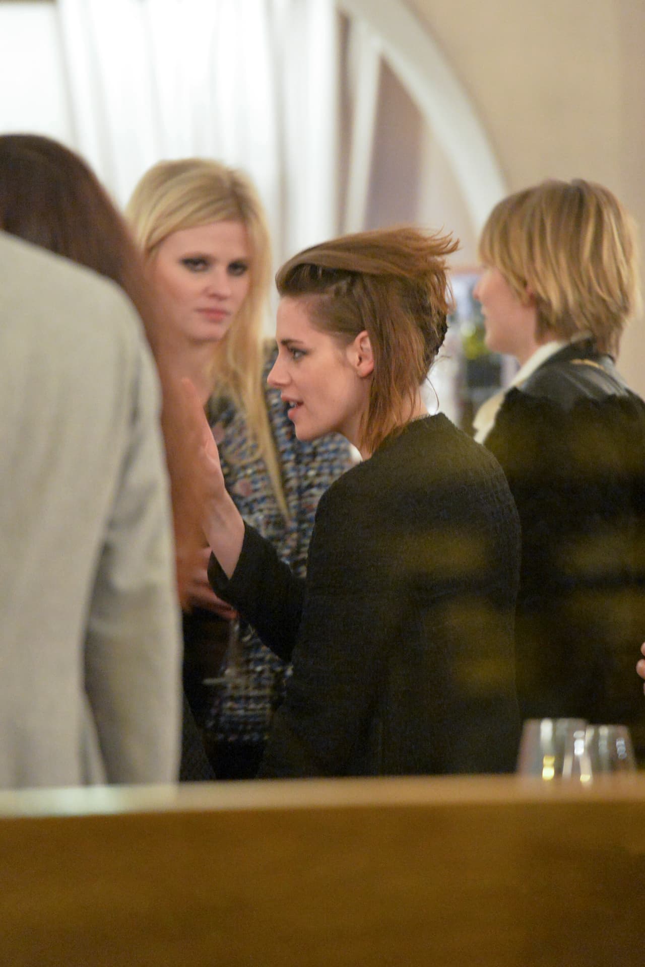 Kristen intentó ignorar al fotógrafo.