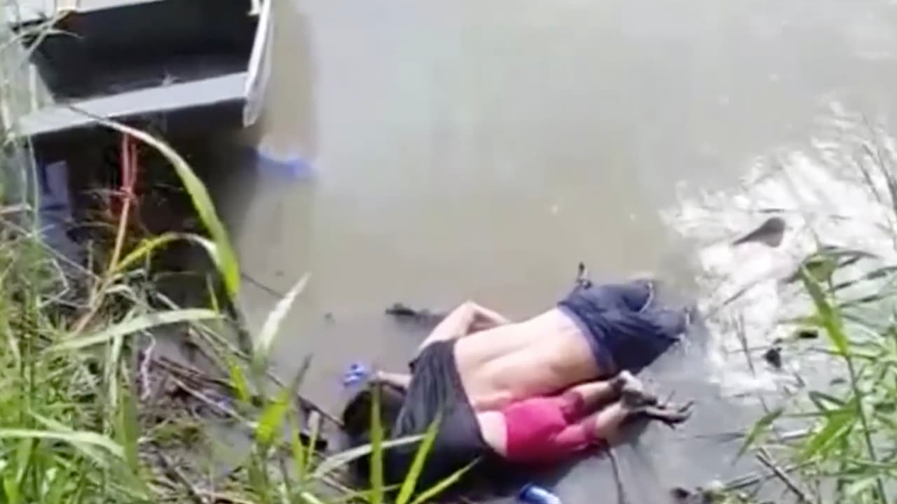 Retratar una tragedia: periodista que captó la imagen de un padre y su hija ahogados en la frontera anhela un cambio