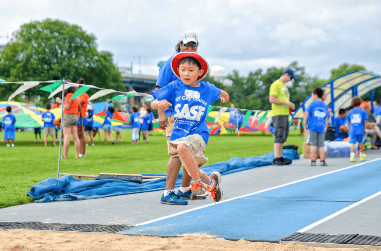 <b>Becas para campamentos de verano con</b> 
<b>Sports & Arts in Schools Foundation.</b>
<br>Esta organización, sin fines de lucro y uno de los mayores proveedores de programas extraescolares en la ciudad de Nueva York, ofrece ayuda a familias que no puedan costear los campamentos de verano de sus hijos, que viven generalmente en vecindarios desatendidos. Obtén más información en: (718) 786-7110 o en: 
<a href="mailto:info@newyorkedge.org">info@newyorkedge</a>