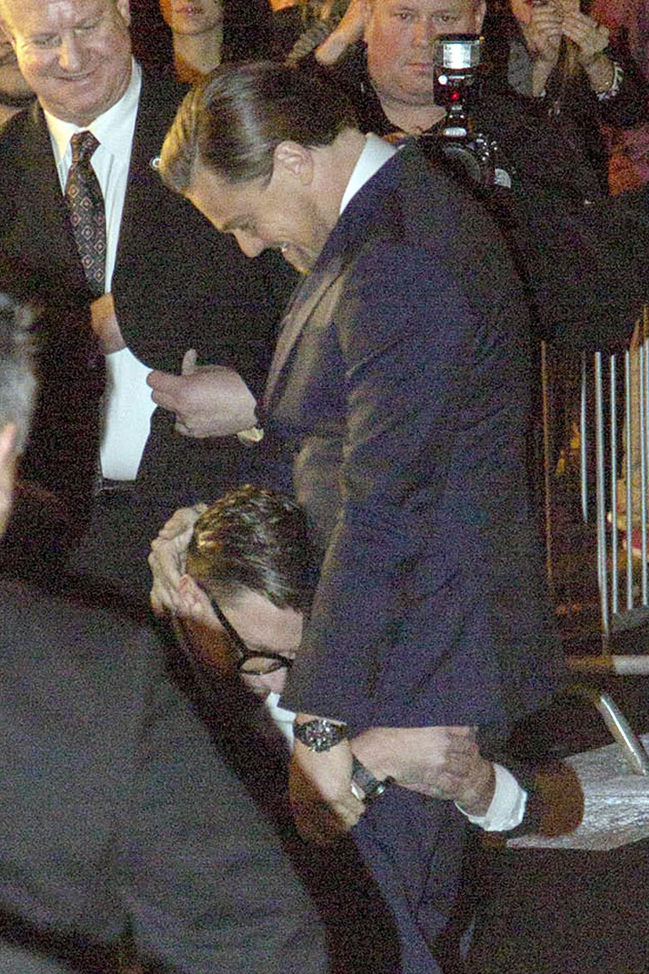 Sediuk se le colgó de las piernas al actor, quien hasta eso lo tomó con buen humor.